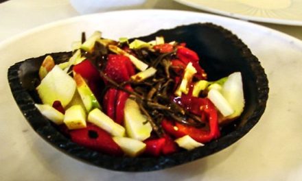 Rezept: Leichter Kretamo-Kartoffelsalat mit Rührei und geräucherter Makrele