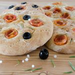 Rezept: Blitz-Focaccia mit eingelegten Kirschtomaten und Oliven