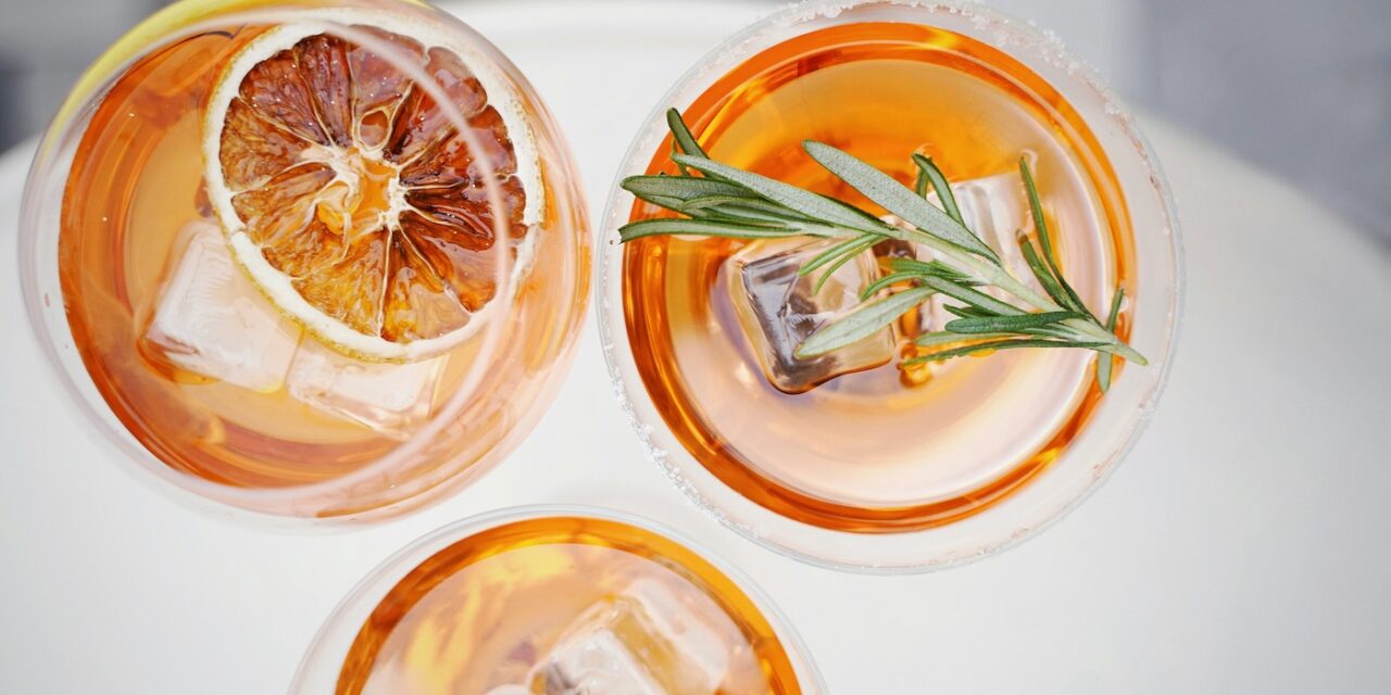 Warum Aperol Spritz und andere Aperitifs dein Essen besser schmecken lassen